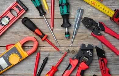 Battery-powered, electric or manual tools? 2 manual tools